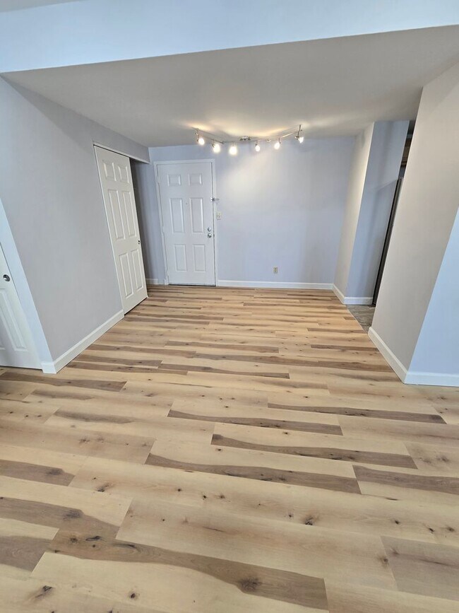 Foto del edificio - Beautifully renovated TWO-bedroom Condo on third floor with charm.