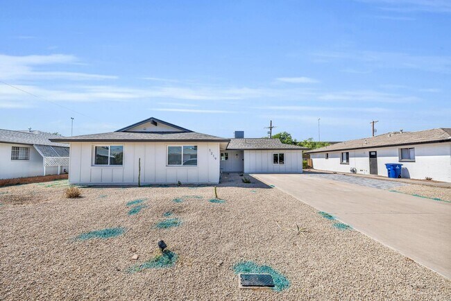 Foto del edificio - 6 BED/4 BATH Complete remodel with backyard pool & bar