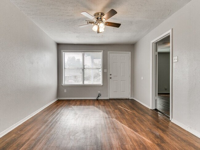 Foto del edificio - 4BD/1BTH home in MWC Easy Access to Tinker...