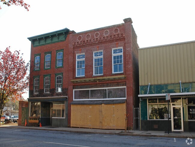 Building Photo - 1105 Main St