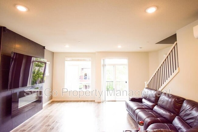 Building Photo - 445 NE Tork Pl