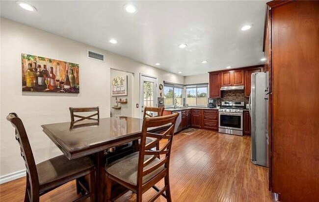 Foto del edificio - 404 E Riverboat Way