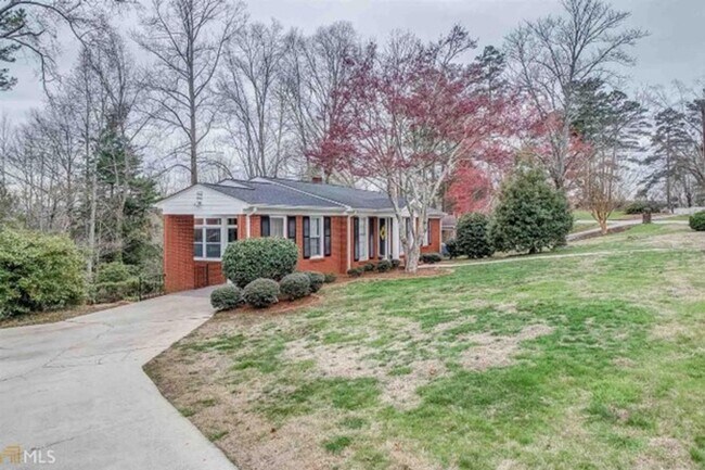 Building Photo - Discover the charm of this cozy single-family home, where your dreams can take shape and flourish!