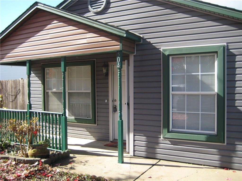 Primary Photo - 304 Parkcrest Dr