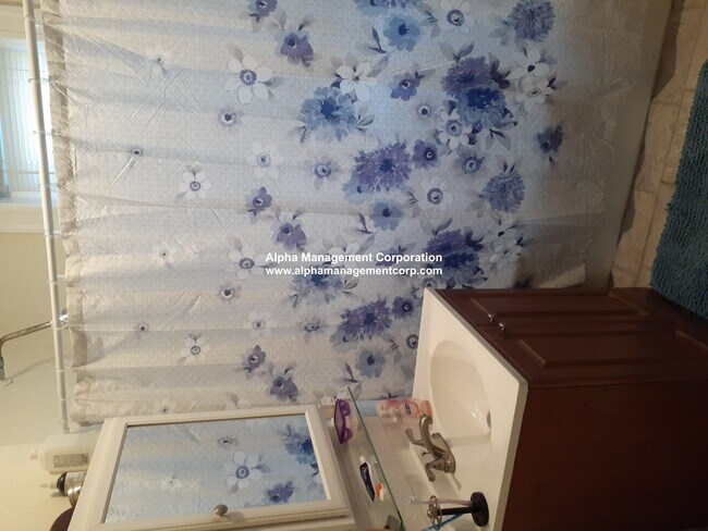 Building Photo - 90 Maple St