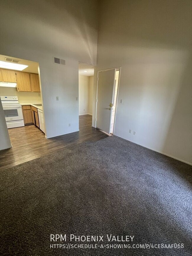 Building Photo - 825 S River Dr