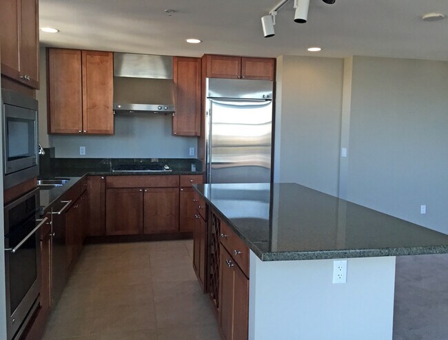 Foto del edificio - Fantastic 2 Bed/2Bath Penthouse with Panor...