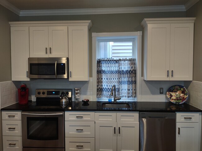 Foto del edificio - 3144 Woodbine Ave