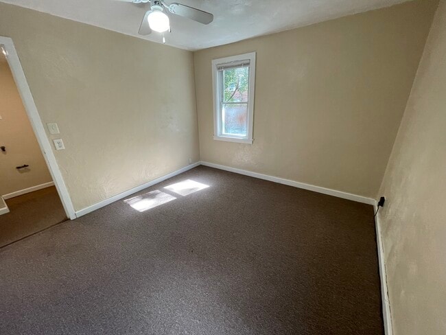 Building Photo - 329 Hemlock Dr