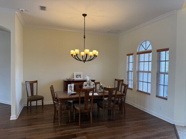 Foto del edificio - Luxurious 4 Bedroom 3 Bath Lakefront Pool Home W/3-Car Garage