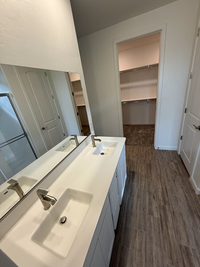 Foto del edificio - 874 W Calle Bombona