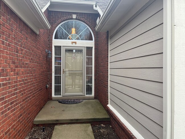 Building Photo - Stunning and Spacious 3 bed/3.5 bath Condo...