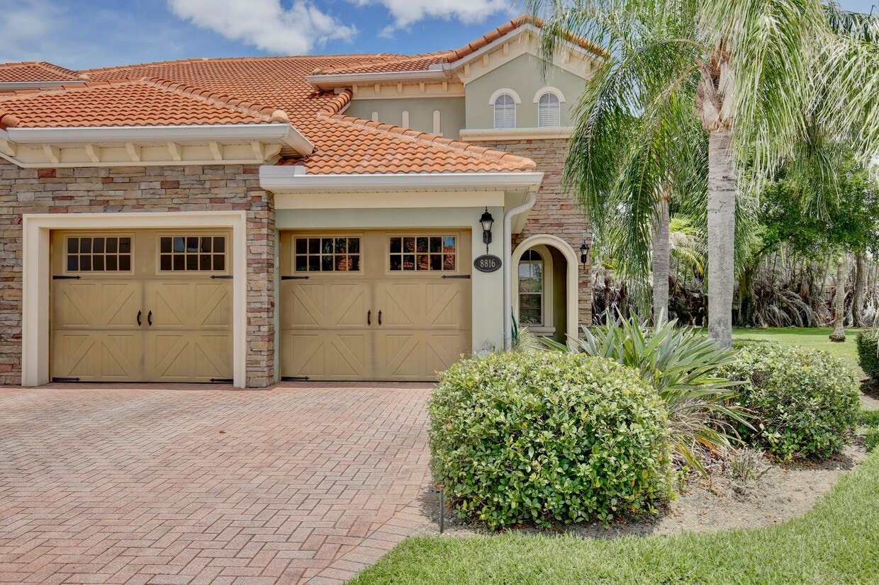 Stylish and Spacious 3/2.5 Townhome with Premium Features and Community Pools - Stylish and Spacious 3/2.5 Townhome with Premium Features and Community Pools