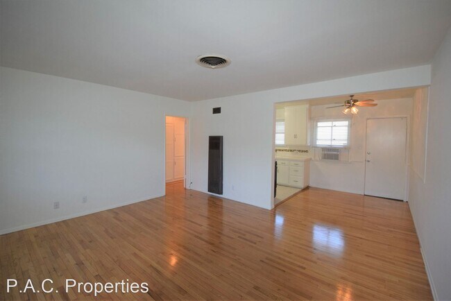 Building Photo - 1 br, 1 bath Apartment - 12807-13 Burbank ...