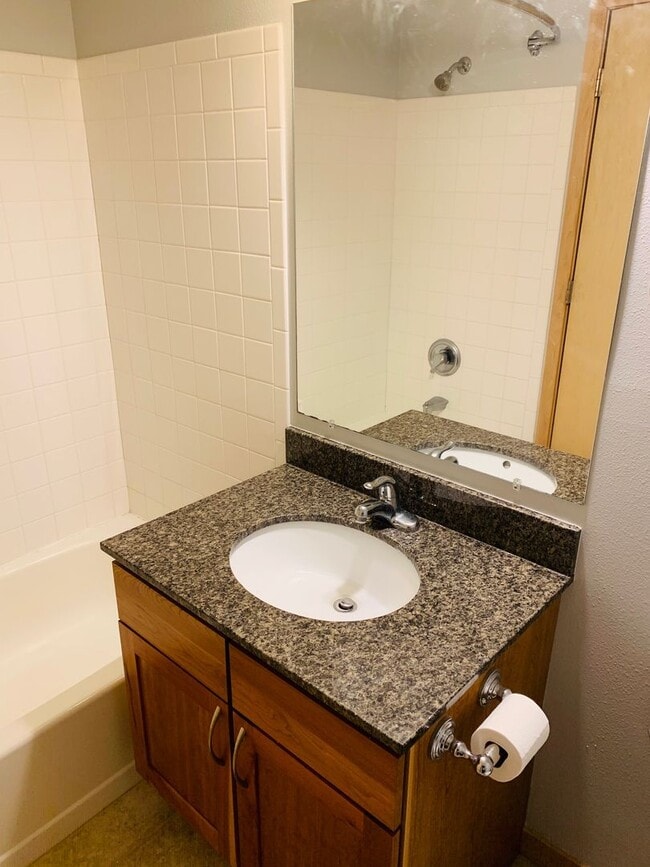 Building Photo - 2 Bedroom, 2 Bathroom Condo at Nichols Sta...