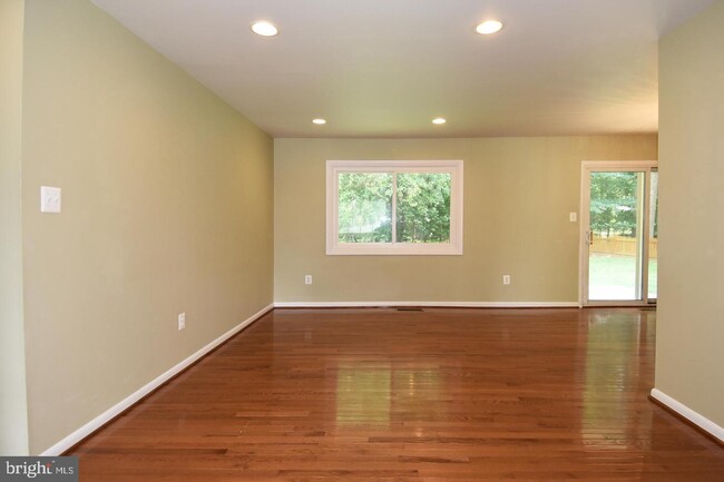 Building Photo - 2453 Villanova Dr