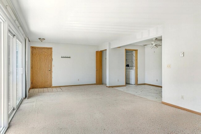 Building Photo - 16 W Klubertanz Dr