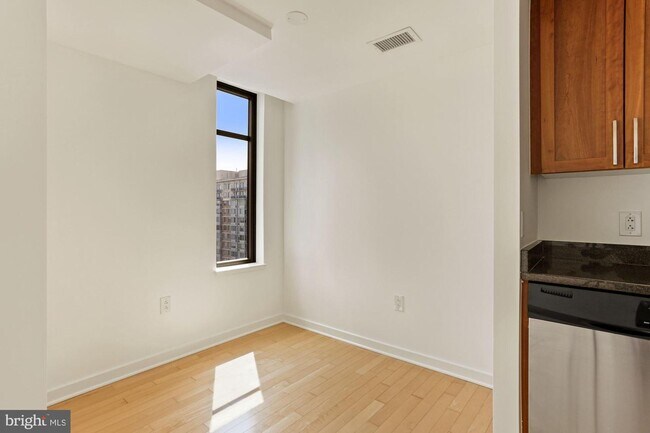 Building Photo - 475 K St NW
