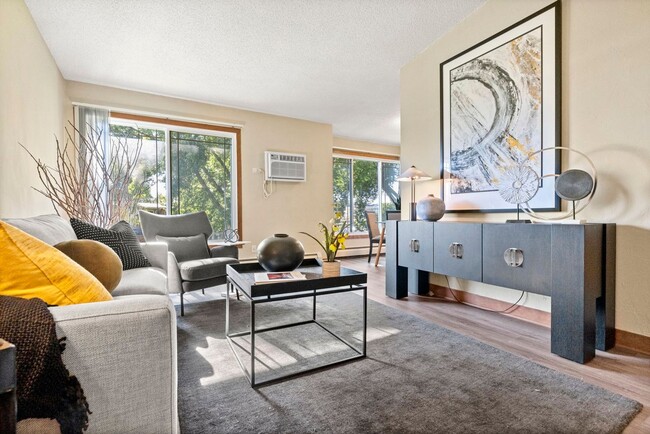Interior Photo - Lake Pointe