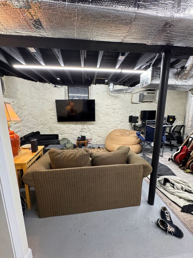 Building Photo - ALLSTON HOUSE FOR RENT ~ 6 BED/3 BATH ON SAWYER TERRACE FOR 9/1