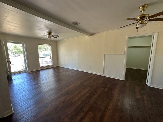 Building Photo - Updated Southern Hills 3 Bedroom