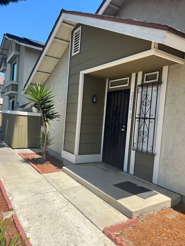 Foto principal - Beautiful 2 Bedroom/1 Bath Floor Level Rem...