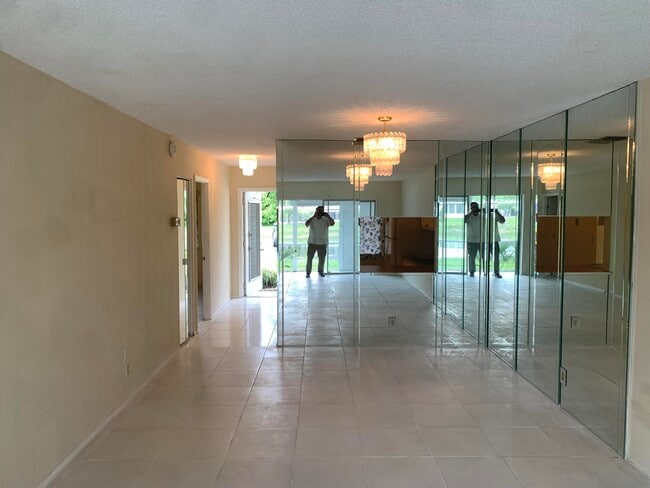 Building Photo - 220 Lake Constance Dr