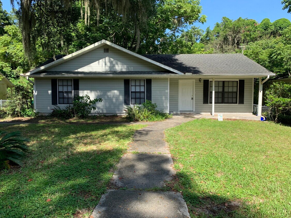 Primary Photo - 3/2 DeLand close to shopping, $1400/month