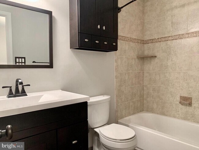 Foto del edificio - 7808 Hyson Park Ct