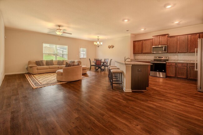 Foto del edificio - Move-In Ready 3BR Home | $2,100 with Lawncare or $2,000 Tenant Maintained