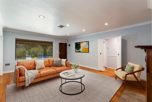 Foto del edificio - 4912 Strohm Ave