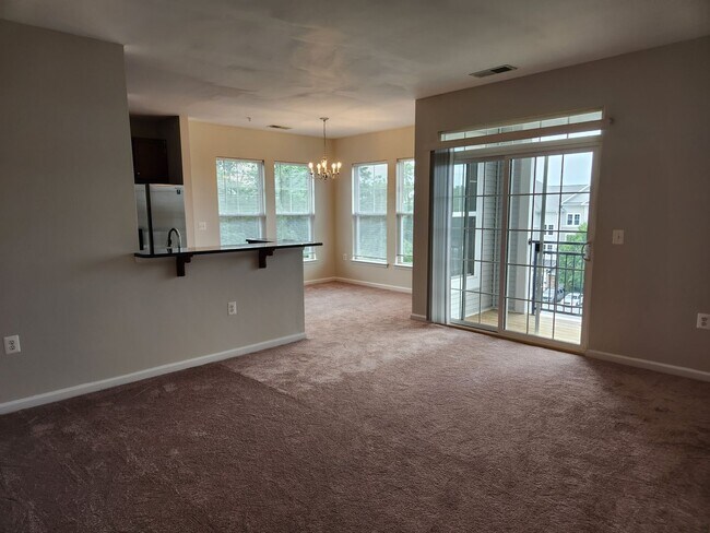 Foto del edificio - Bright Two Bedroom Condo