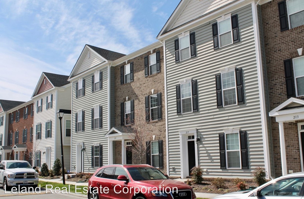 Primary Photo - 225 Feldspar St