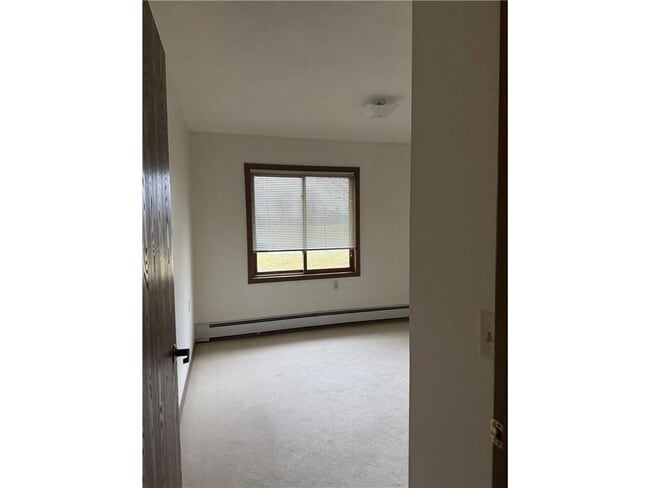 Building Photo - 611 Main St S