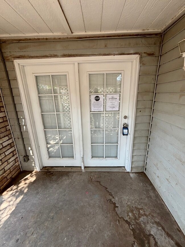 Building Photo - 3 bed 2 bath 2 story townhome, 1 carport