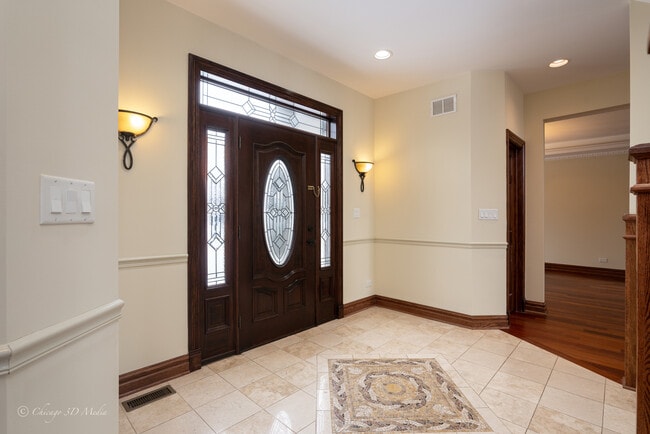 Building Photo - 654 Pfingsten Rd
