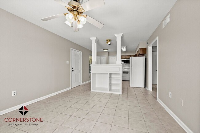 Foto del edificio - LOCATED MINUTES FROM LSU BASEBALL/FOOTBALL FIELD! 2 BED, 1 BATH!