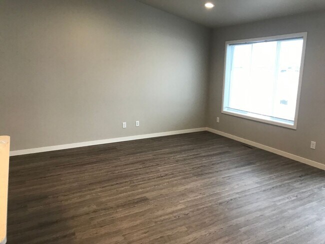 Building Photo - 4 Bed 3 Bath