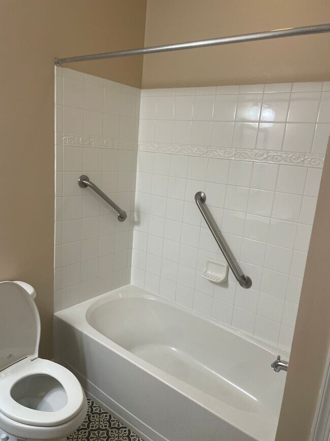 Foto del edificio - Updated 2  Bedroom, 2 Bath Condo  - Westwood Village at Charter Colony