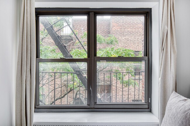 Building Photo - 252 E 61st St