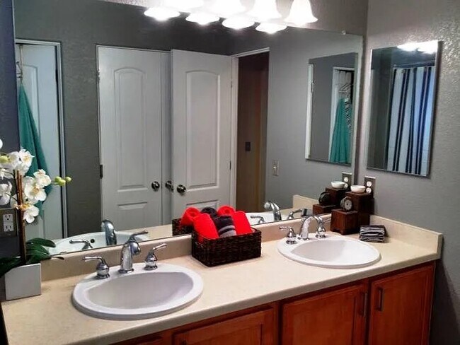 Baño - 9876 Martin Luther King Junior Boulevard