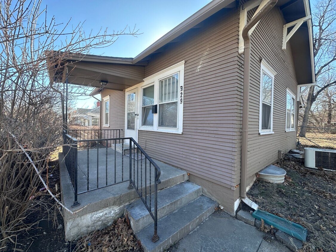 Primary Photo - $895 - Accepting SECTION 8/ Housing Vouche...