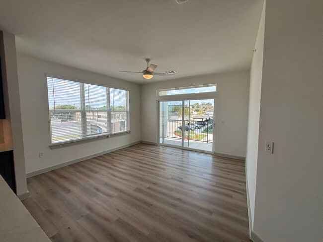 Building Photo - 1301 Leah Ave