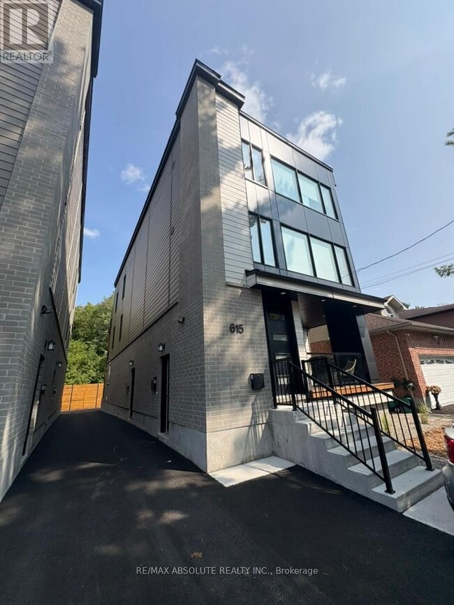 Building Photo - 615-615 Parkview Rd
