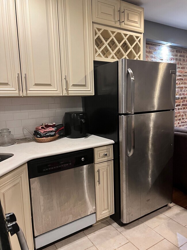 Foto del edificio - 971A Putnam Ave