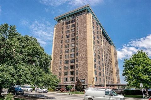 Building Photo - 600 E 8th St