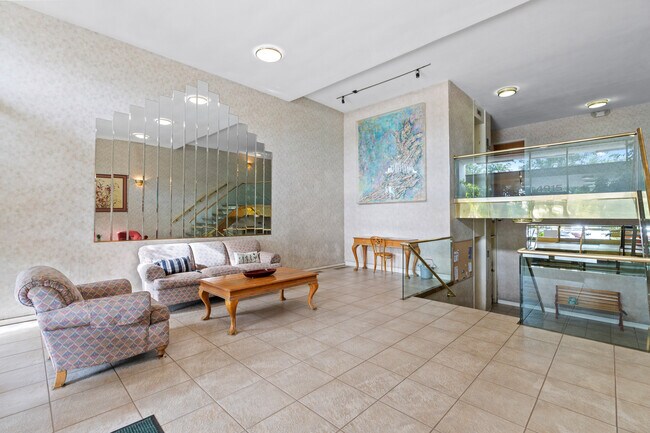 Foto del edificio - 4915 Tyrone Ave
