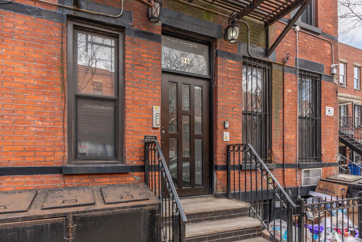 Entrance - 96 Baltic St