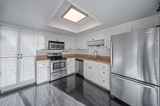 Foto del edificio - North Park 3 bd / 2.5 ba 2-story Townhome w/Private Patio Yard, Parking,  + More! Available Now