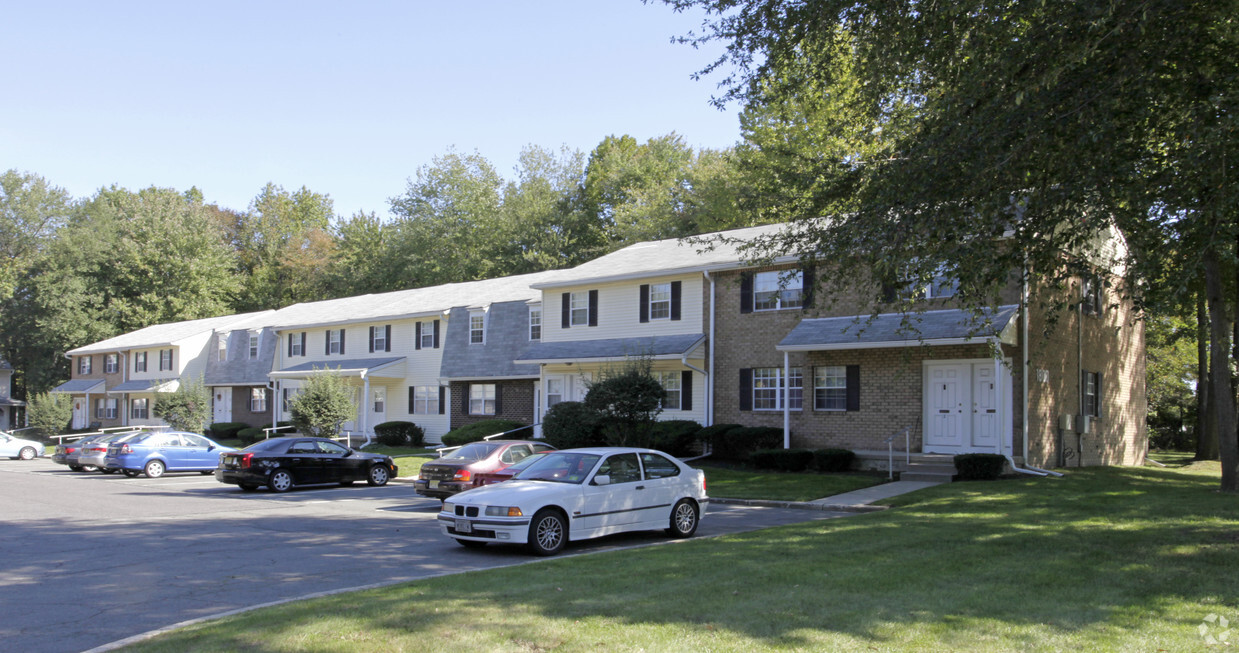 Primary Photo - Crestwood Square Apartments